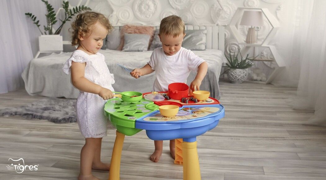 Фото - Ігровий столик ТМ Tigres – іграшка, якою одночасно можуть гратися братик та сестричка