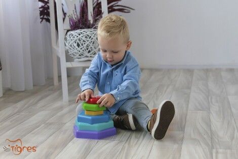 Фото - Ваш малюк складає пірамідку? – норми розвитку однорічного малюка